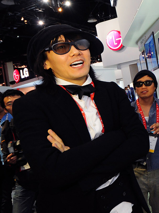 Korean Singer Kim Jang-hoon Apologizes for Leaking Private Wedding Video