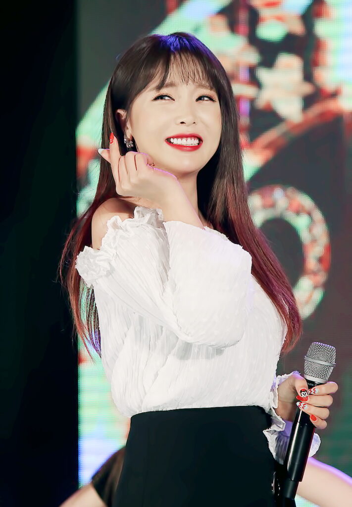 K-Pop Trot Star Hong Jin-young Caught in Photo Drama With Controversial Figure