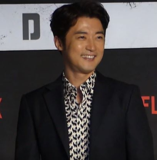 KBS Drama Awards 2025: Ahn Jae-wook & Uhm Ji-won Snag First Grand Prize in Emotional Ceremony